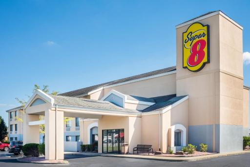 Super 8 by Wyndham Jasper - Housity
