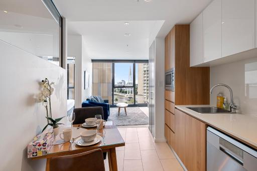 CBD Cozy 2Beds Apt at Brisbane Tallest building With Free Parking - Housity