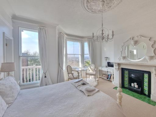 West Hill Retreat Grand Edwardian Ensuite with Balcony & Room Served Breakfast - Free Offstreet Parking - Housity