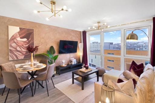 Stylish 2 Bed Apartment in Central Hemel, Parking - Housity