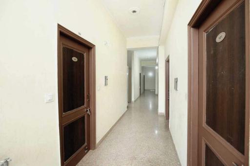 Hotel O Golden Crown - Housity