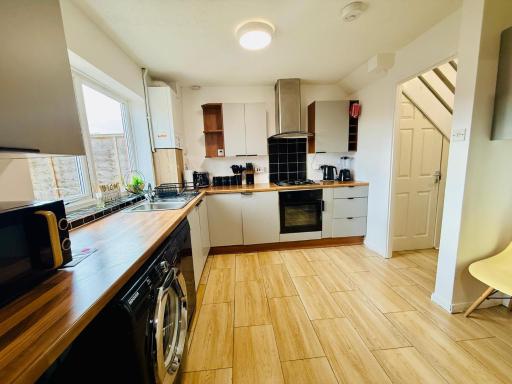 Spacious 4BR House in Wellingborough Long Stays - Housity