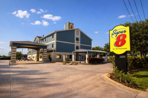 Super 8 by Wyndham Pasadena - Housity