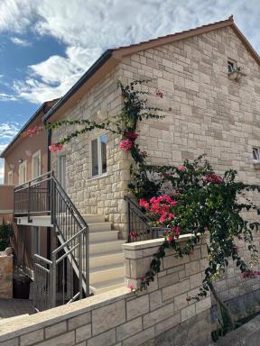 Apartman Bugenvila Postira Brač - Housity
