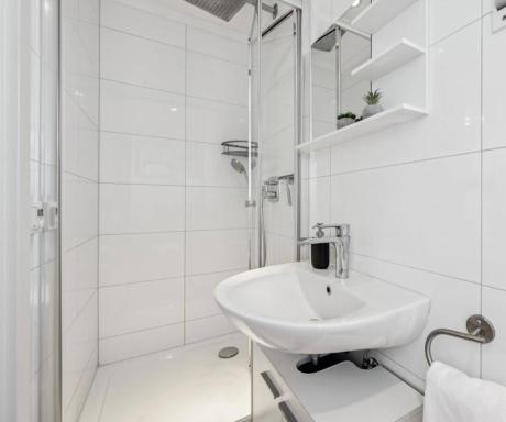 Prime Host Balcony Apartment - Housity