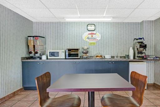 Super 8 by Wyndham Niagara Falls North - Housity