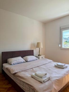 Entire spacious apartment with free parking - Housity