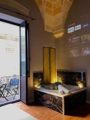 WineExperience- WINE&JACUZZI SUITE - Hizvo