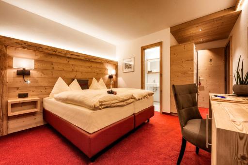 Ski-to-door AlpinArosa - Housity