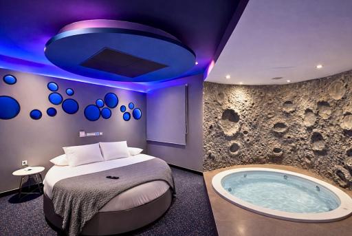 V Hotel - Housity
