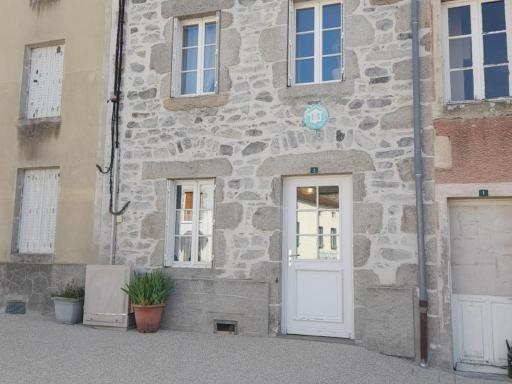 Maison en pierres rénovée avec patio, proche Vichy, 3 chambres, BBQ, TV, Wifi, animaux bienvenus. - FR-1-489-191 - Housity