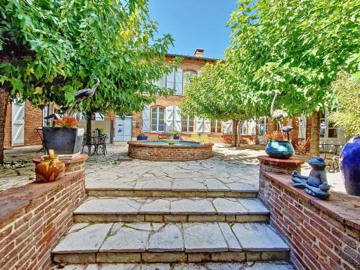 LE PRIEURE - Suites romantiques spa privatif, piscine, jardin, massages proche de Toulouse - Housity