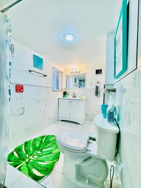 Private Room with Shared Bathroom on the 1st Floor near Airport and Downtown Seattle - Housity