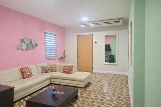 Calle Hollanda 3 Bedroom Home - Housity