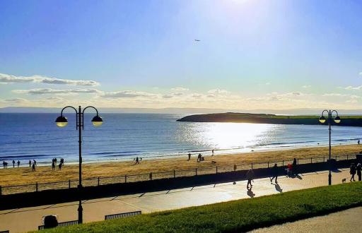Barry Island Beachfront Apartment - Stunning Bay Views and Private Parking - Housity