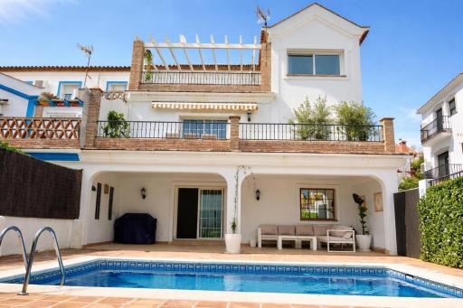 Large Family Townhouse with private pool in Benahavis Village - Housity