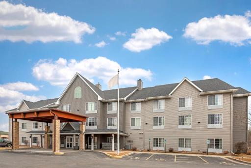 Country Inn & Suites by Radisson, West Bend, WI - Housity