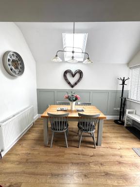 Wayside, Yorkshire Wolds Holiday Home, Sleeps 4, Parking - Housity