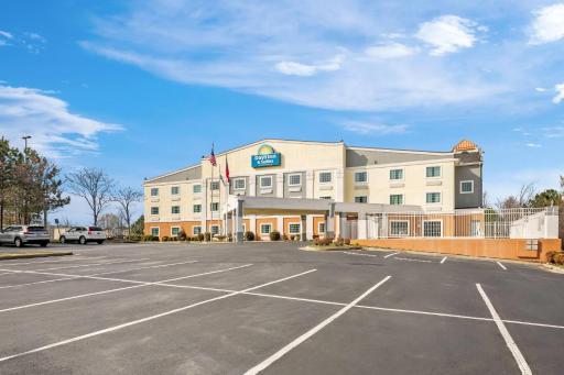 Days Inn & Suites by Wyndham Union City - Housity