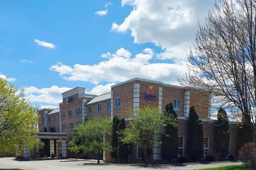 Comfort Inn & Suites Grafton-Cedarburg - Housity