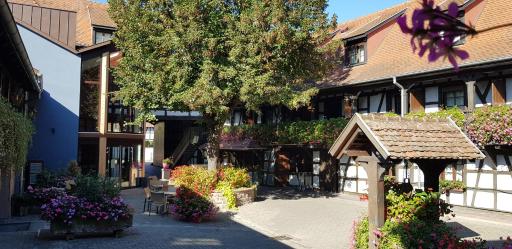 Hotel Restaurant Père Benoît - Housity