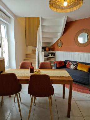 \"La p\'tite maison\" à 50m de la mer, centre, La Bernerie-en-Retz - Housity