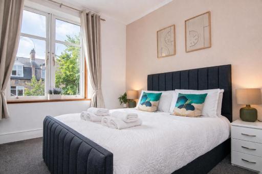 The Summit West End- Elegant Apartment with Free Parking in Prime Location - Housity