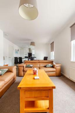 Irvine Harbor Apartments - Housity