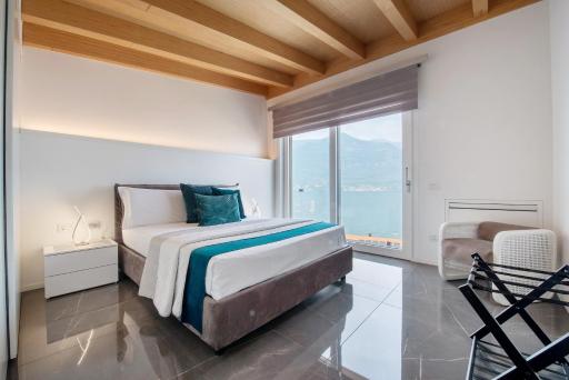Luxury Lakefront Penthouse - Housity