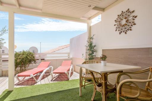 Caleta Beach Deluxe - Housity