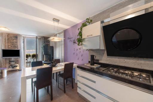Luxury Lakefront Maisonette - Housity