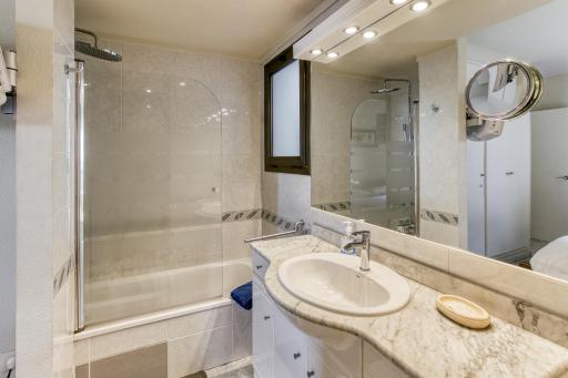 Roses Frontline perfect for family - Housity