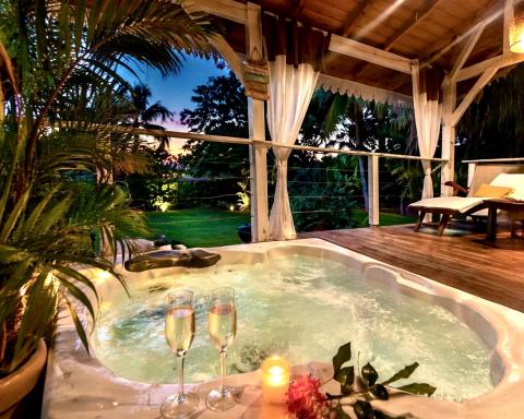 Villa Gaïa - Bungalow Ti-Zen et son jacuzzi niché dans un jardin tropical, séjour en amoureux - Hizvo