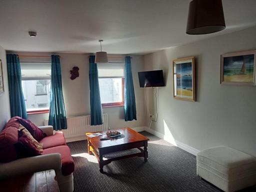 Central 2 Bed Apartment Above Great Derry Pub - Housity