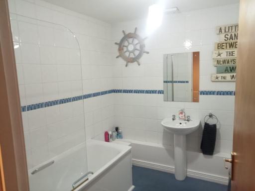 Central 2 Bed Apartment Above Great Derry Pub - Housity