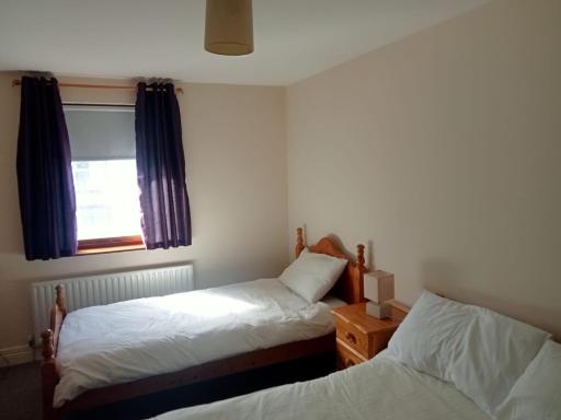 Central 2 Bed Apartment Above Great Derry Pub - Housity