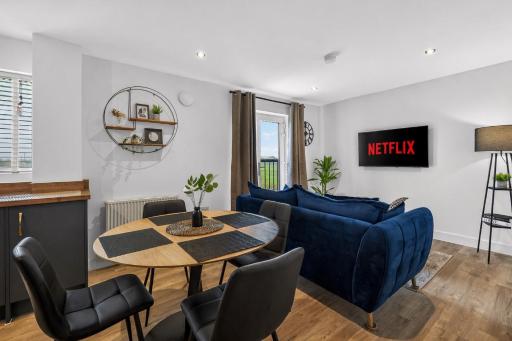 MODERN & STYLISH Bedford Apartment, SLEEPS 5, 2 FREE PARKING, QUIET LOCATION, 2 BED 2 BATH, 4 Separate Beds & Near M1 - Housity