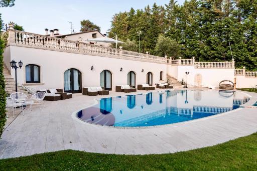 Living la Dolce Vita with pool - Housity