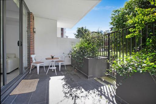 BOT17 l Sunny 1 Bedroom Retreat with Parking in Botany - Housity