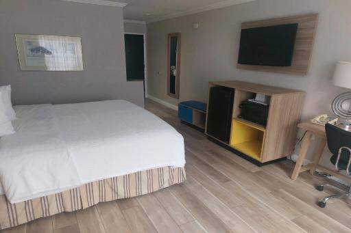 Days Inn & Suites by Wyndham Mountain View - Housity