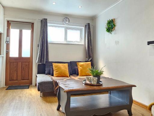 Studio apartment, TV, WiFi Kitchen Parking, Wembley Elizabeth Line - Housity