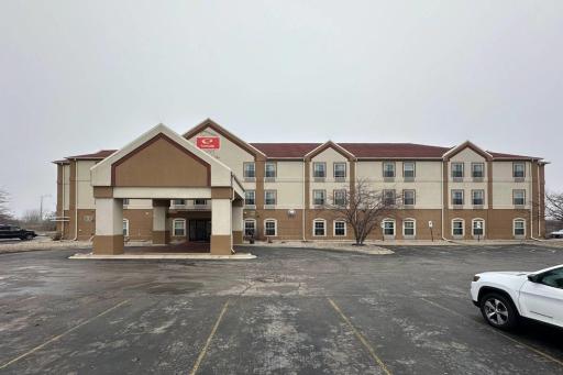 Econo Lodge Inn & Suites - Housity