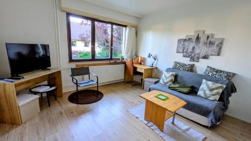 Studio RDC calme avec parking fermé près autoroute et tram C - Hizvo