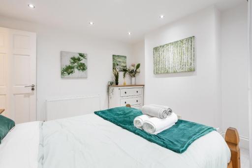 NEWLY REFURBISHED 2 BEDROOM APARTMENT IN THE HEART OF GREENWICH - Housity