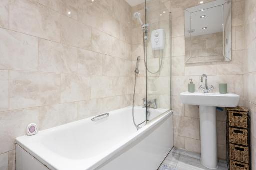 NEWLY REFURBISHED 2 BEDROOM APARTMENT IN THE HEART OF GREENWICH - Housity