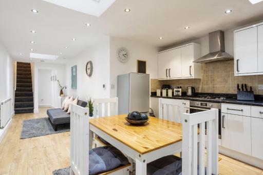 NEWLY REFURBISHED 2 BEDROOM APARTMENT IN THE HEART OF GREENWICH - Housity