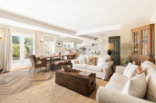 Exquisite 3 Bedroom House in Bourton on the Water - Pass the Keys - Housity