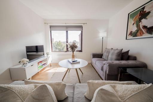 Spacious 2 Bed Apartment, Cobham Town Centre - Housity