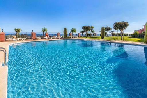 Elegant Golf Apt, Peace, Pool, Panoramic Views - Housity