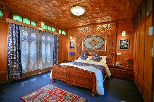 Lily Of The World Houseboat - Housity